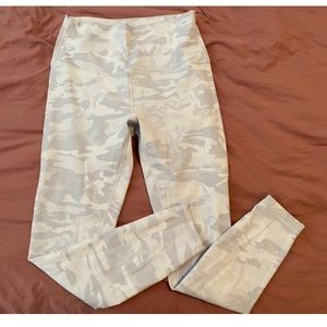 Lulu wunder under white camo